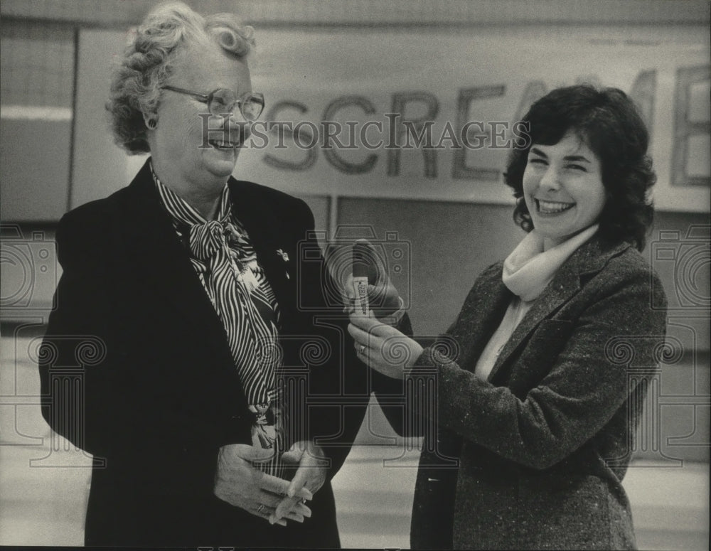 1983 Press Photo Leah Schaer showed Esther Heiden, the Screamer, Waukesha - Historic Images