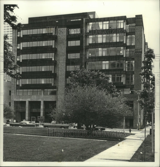 1976 Press Photo North Face of Office Building in Shopping Mall in Milwaukee - Historic Images