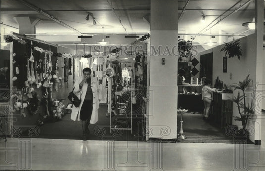 1982 Press Photo Shoppers at Fondy Mall on Fond du Lac Avenue - mjb96959 - Historic Images