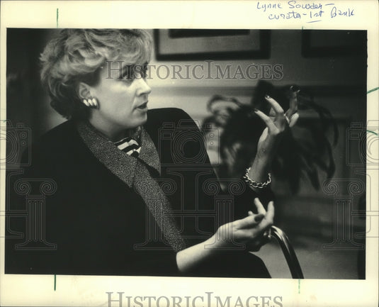 1987 Press Photo Lynn Sowder, First Bank System curator & visual arts director - Historic Images