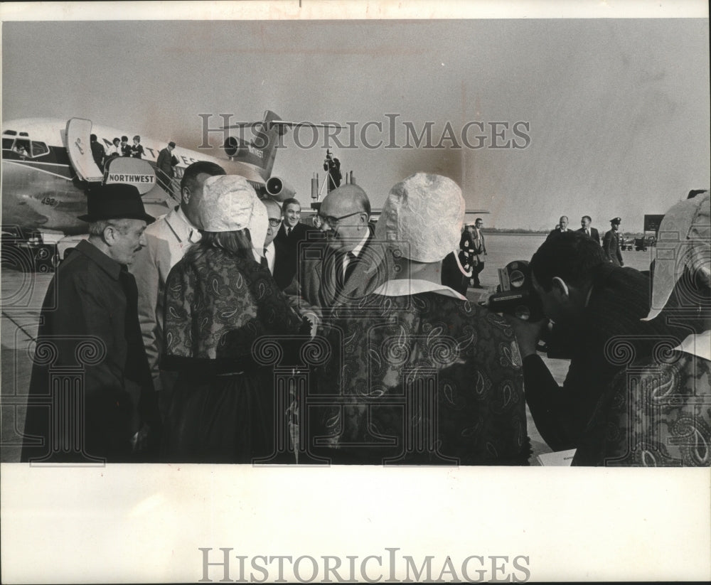 Press Photo Former Belgian Premier Paul-Henri Spaak is greeted at airport. - Historic Images