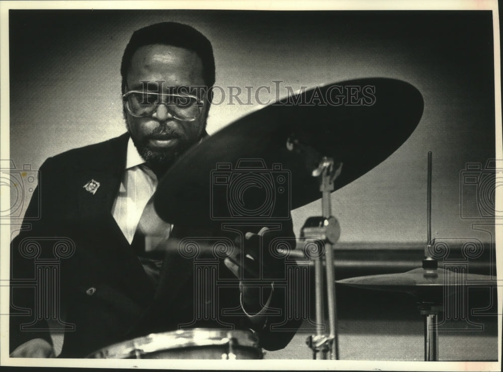 1991 Press Photo Milwaukee drummer Victor Soward plays a percussion tribute. - Historic Images