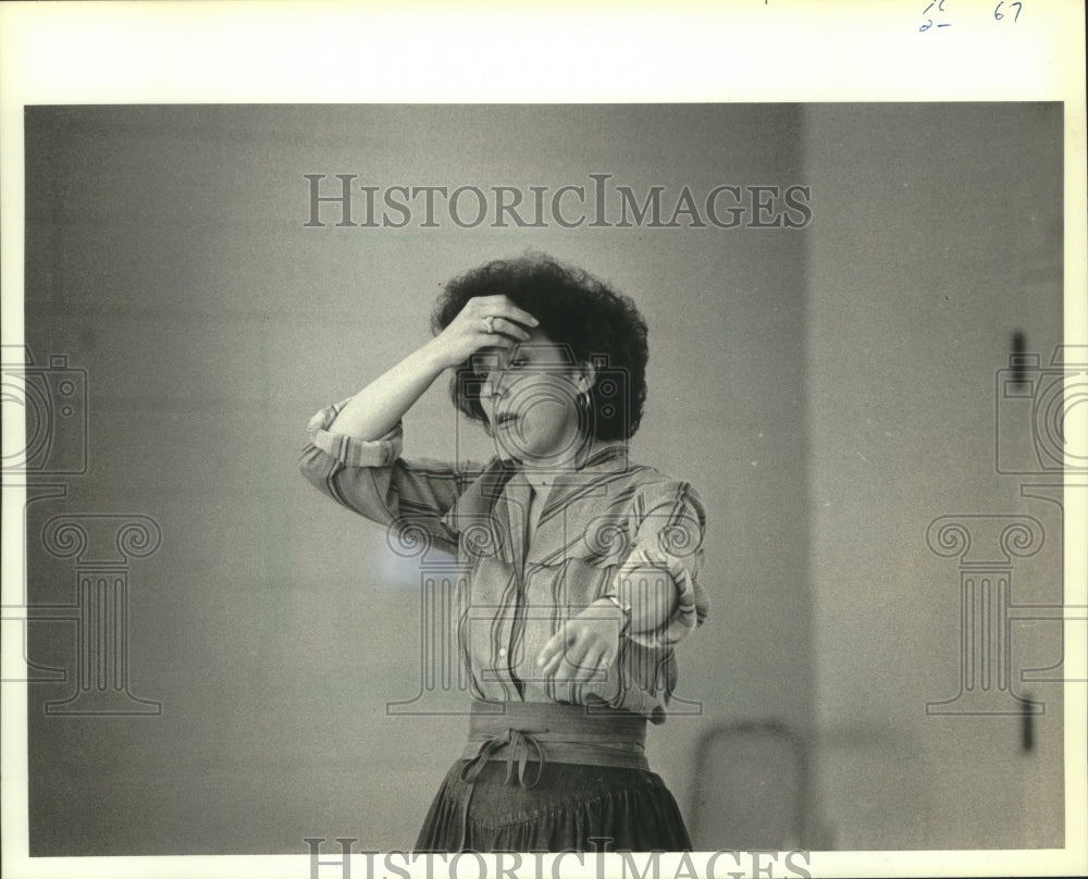 1982 Press Photo Soprano Diana Soviero rehearsing for the play &quot;La Traviata.&quot; - Historic Images