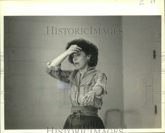 1982 Press Photo Soprano Diana Soviero rehearsing for the play "La Traviata." - Historic Images
