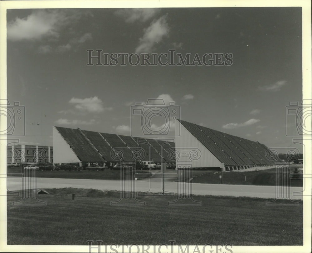 1983 Press Photo Solar energy water heater by Industrial Towel &amp; Uniform Inc. - Historic Images