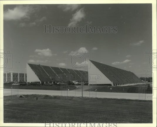 1983 Press Photo Solar energy water heater by Industrial Towel & Uniform Inc. - Historic Images