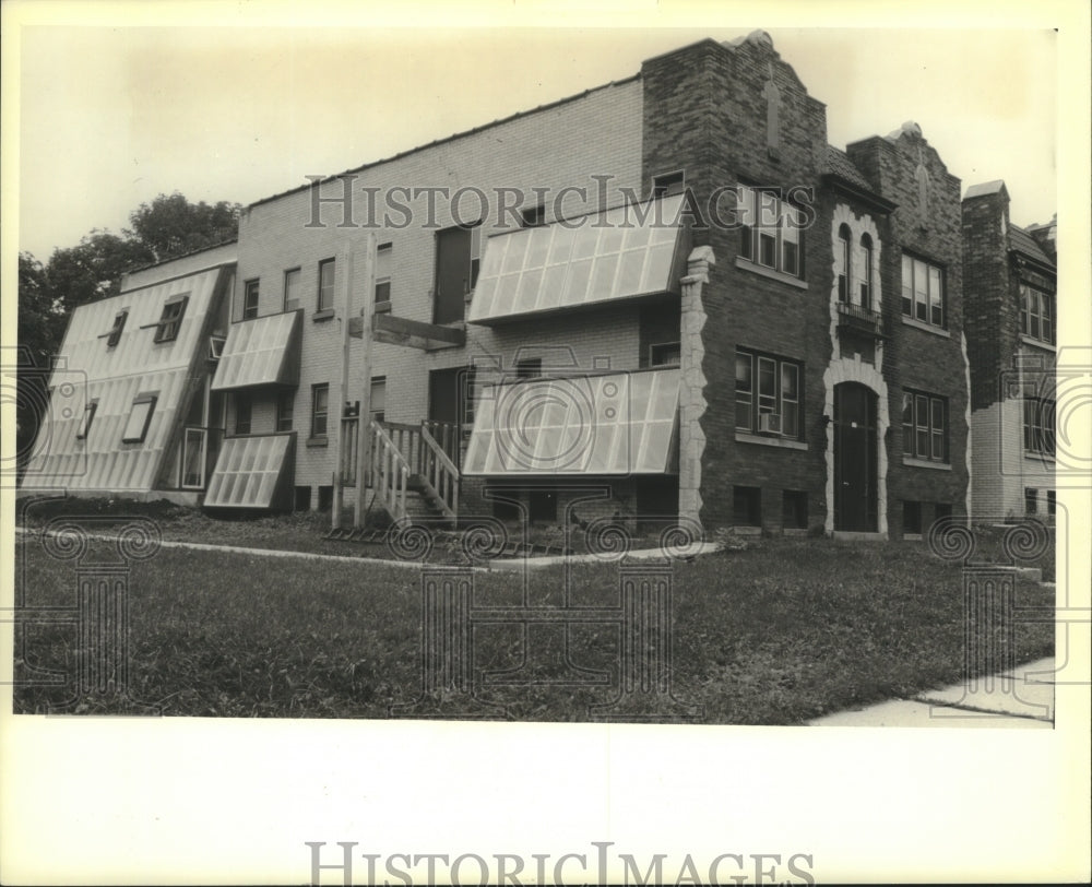 1980 Press Photo Solar energy greenhouse on Milwaukee apartment building - Historic Images