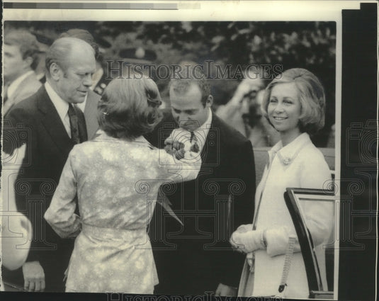 1976 Press Photo King of Spain kisses First Lady's hand at the White House - Historic Images