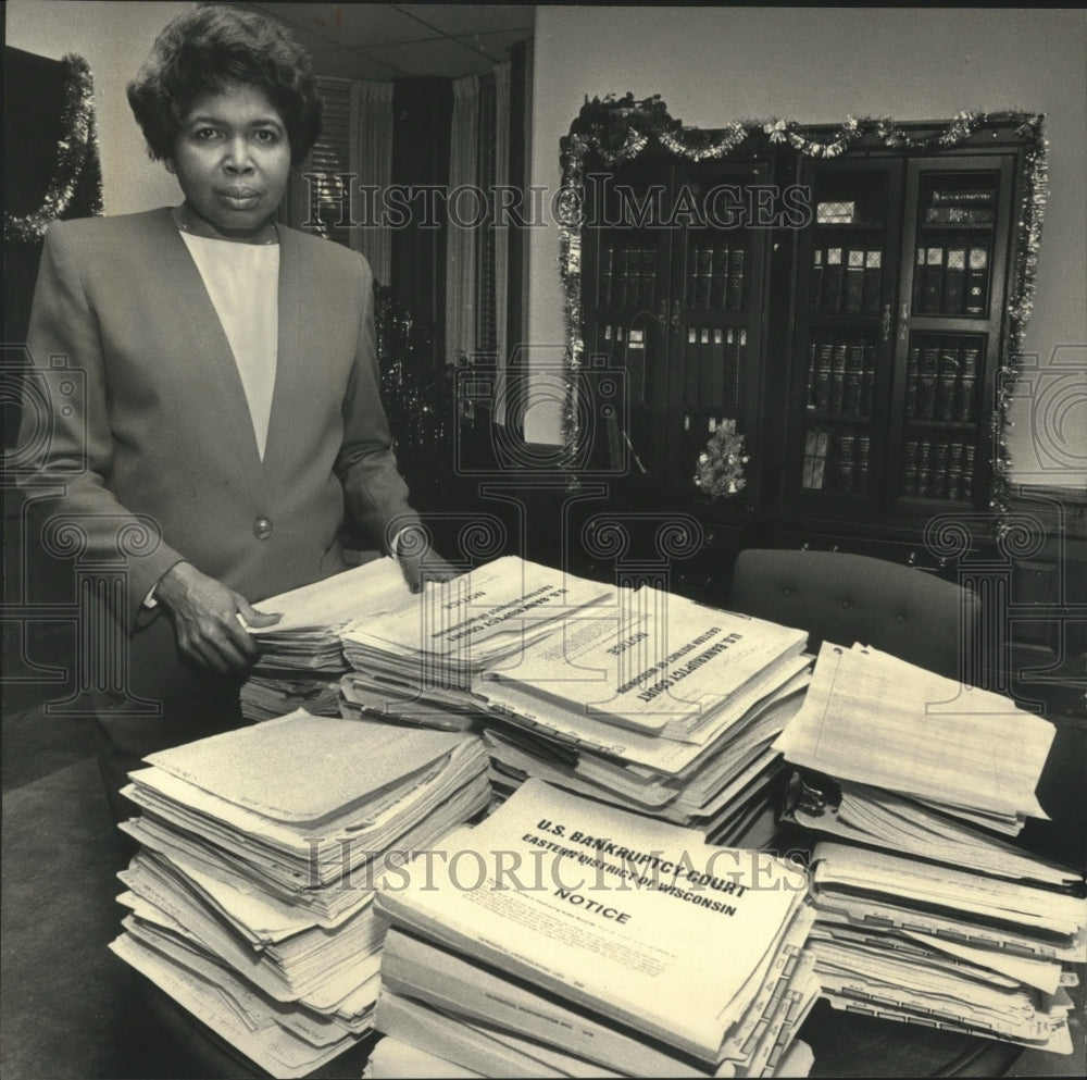 1988 Press Photo Betty Small next to Jerry Newman&#39;s bankruptcy case files - Historic Images