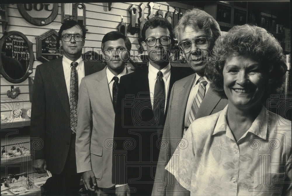 1988 Press Photo Business staff meet in the Gourmet Center store in mall - Historic Images