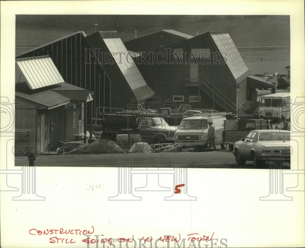 1982 Press Photo Construction in Soldiers Grove&#39;s Solar Center in Wisconsin - Historic Images