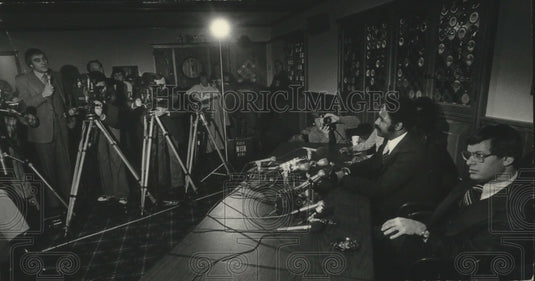 1979 Press Photo Alan "Bud" Silig in foreground during new conference - Historic Images
