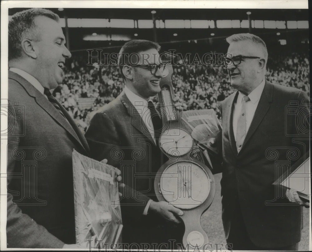 1968 Press Photo Baseball executives receive awards at Chicago White Sox game-Historic Images