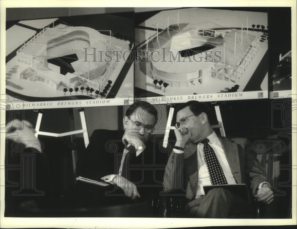 1994 Press Photo Bud Selig and Governor Tommy Thompson-County Stadium conference - Historic Images