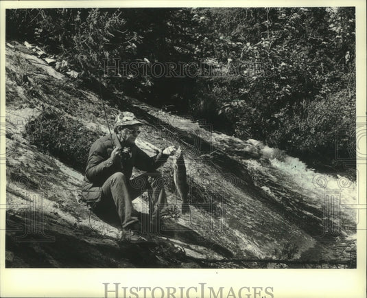 1985 Press Photo Joe Shoquist with the six-pound walleye he caught - mjb97109 - Historic Images