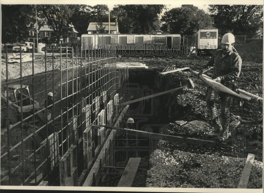 1992 Press Photo Workers for Marriott Construction Company forming walls. - Historic Images