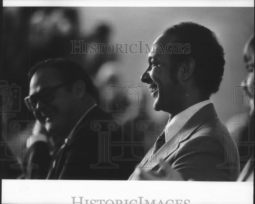 1980 Press Photo Milwaukee coach Jim Smallins at Dominican High School assembly - Historic Images