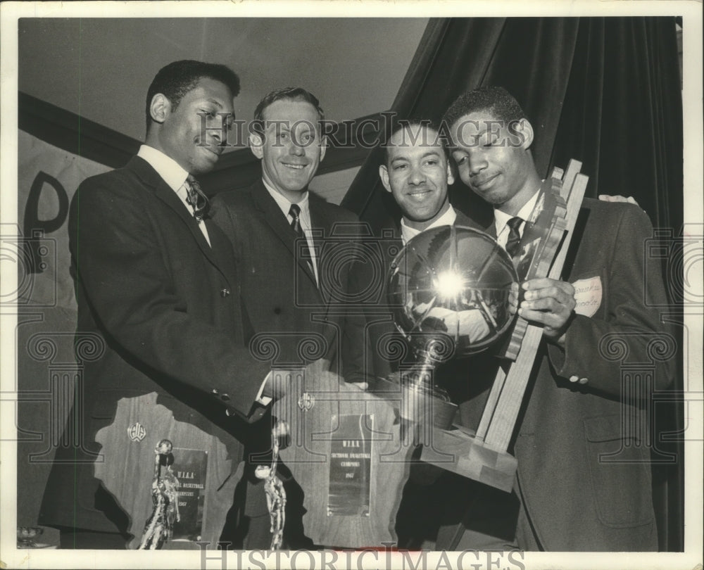 1967 Press Photo Coach Jim Smallins and Lincoln basketball team members- Historic Images