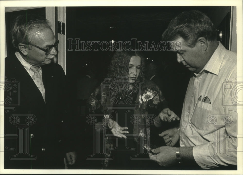 1991 Press Photo Tatyana Sokolskaya with businessmen at Elm Grove Inn - Historic Images