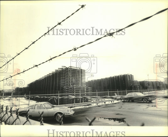 1980 Press Photo Car frames stacked in A.O. Smith lot at 35th St. & Capitol Dr. - Historic Images