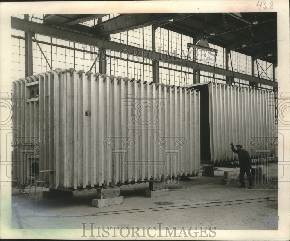 1951 Longest stainless steel tank constructed, A O Smith Corporation - Historic Images