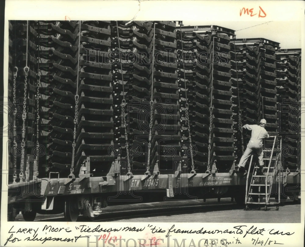 1982 Press Photo Larry Moore ties down frames at A O Smith Corporation - Historic Images