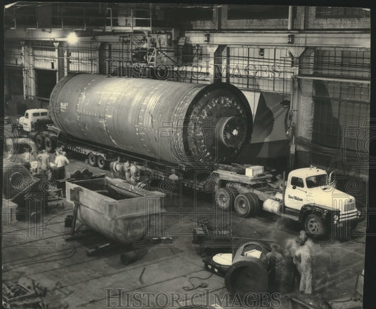 1952 Press Photo Coke drum at A O Smith Corporation vessel shop in Milwaukee - Historic Images