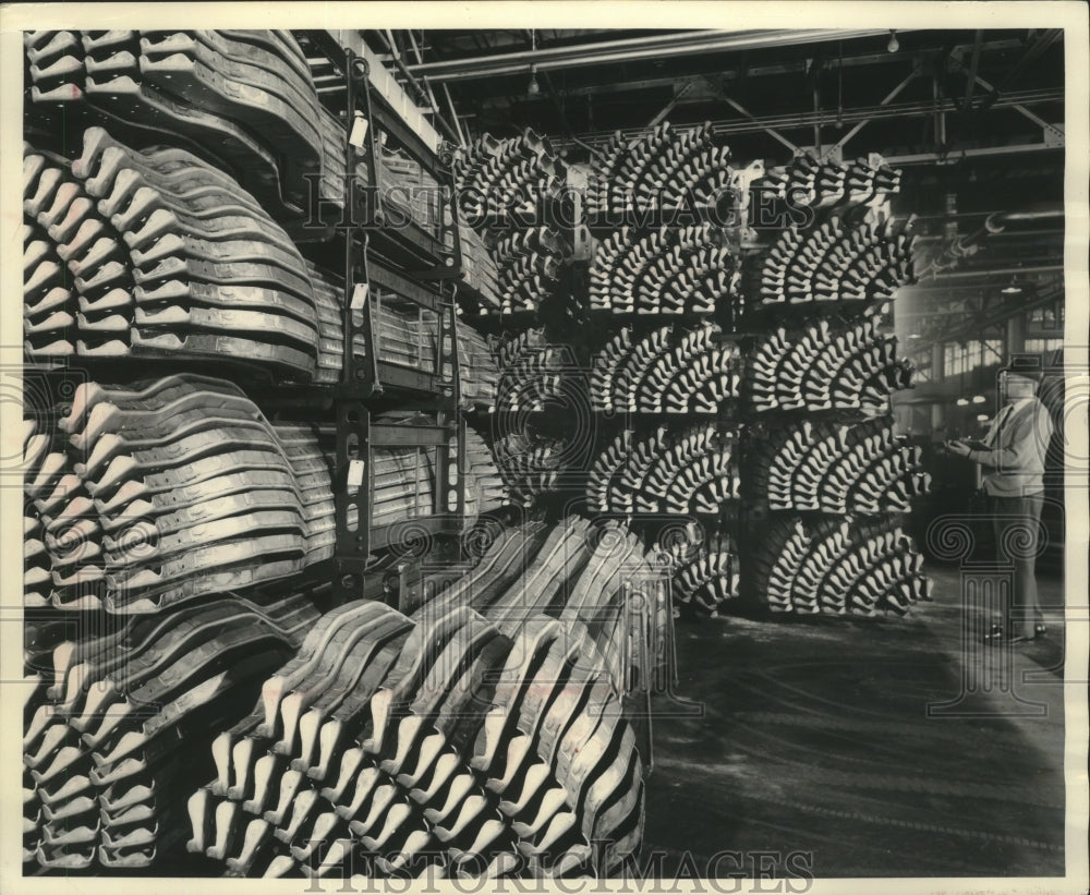 Press Photo Auto frames checked by Rodger Rahn, Milwaukee A.O. Smith Corp - Historic Images