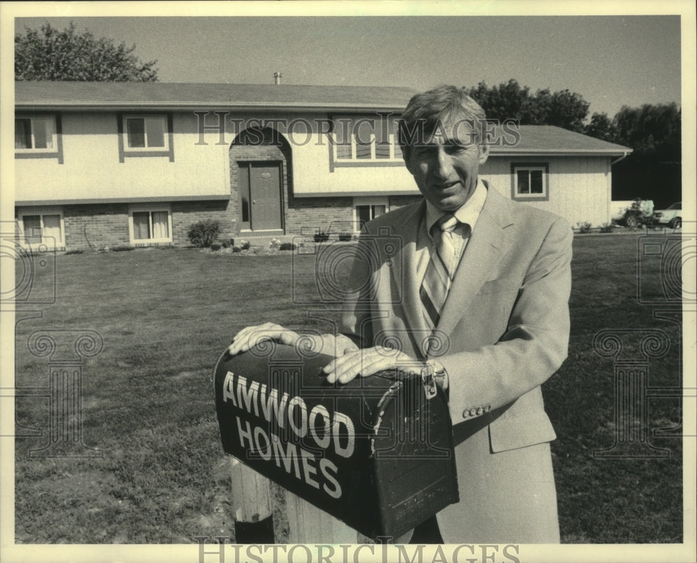 1984 Press Photo Gene Scott, chairman and founder of Amwood Homes Incorporated - Historic Images