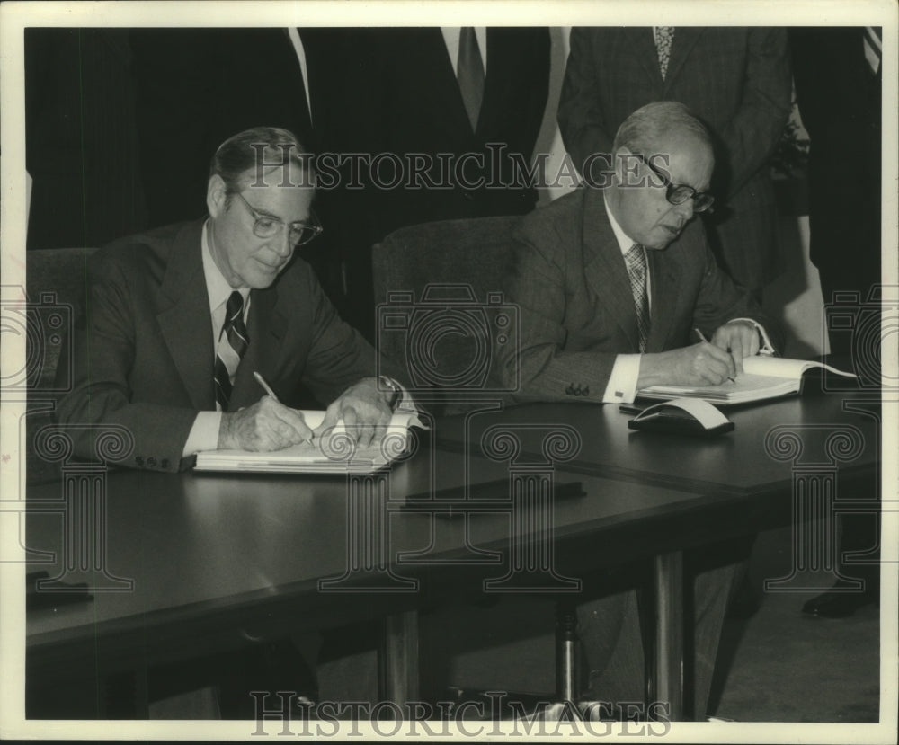 1977 Press Photo David Scott signs Siemens-Allis agreement in Germany - Historic Images