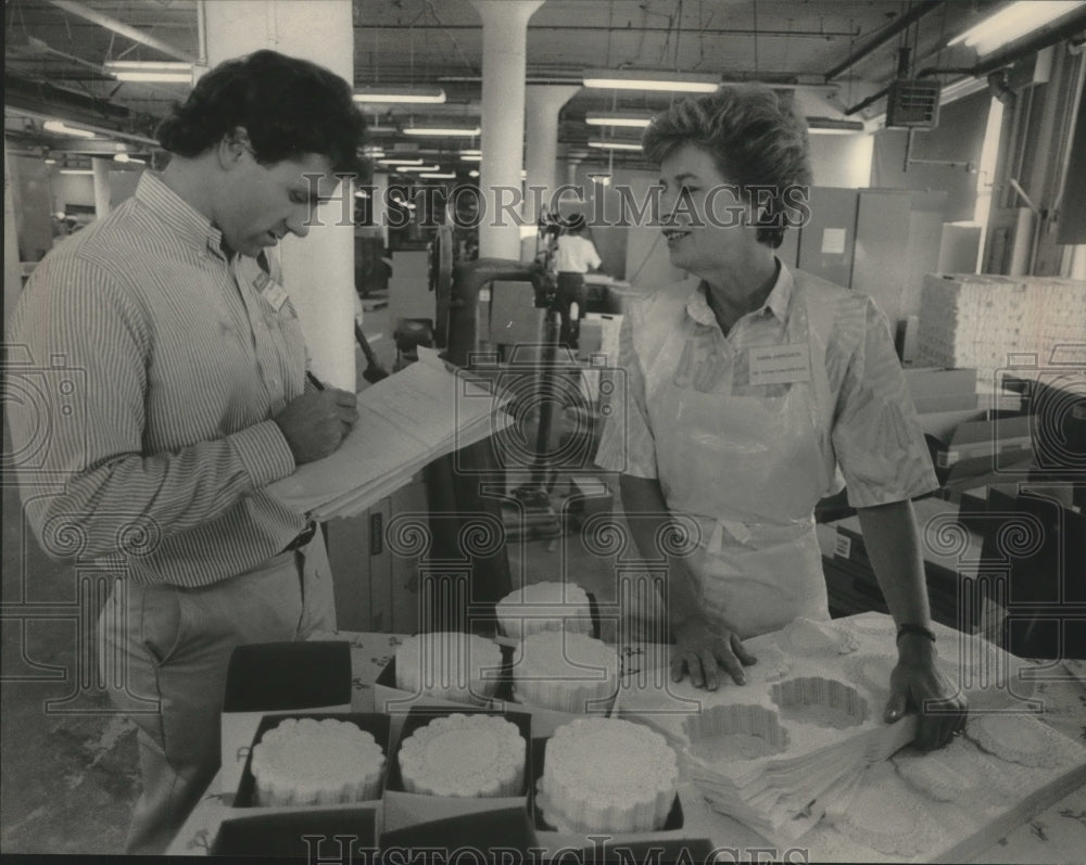 1989 Press Photo Karen Zlatkovich interviewed at Scott Worldwide Foodservice - Historic Images