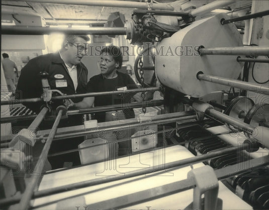 1989 Press Photo Scott Paper Co.'s Dorce L.Gaddis & John Shaughnessy at showcase - Historic Images