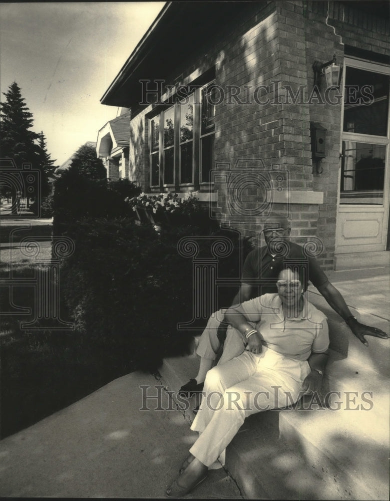 1986 Press Photo Wesley L. &amp; Mary Scott sitting on their steps, in King area. - Historic Images