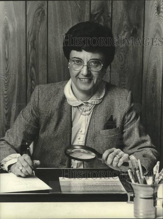 1982 Press Photo Bonnie Schwind, handwriting analyst in Milwaukee - mjb97306 - Historic Images
