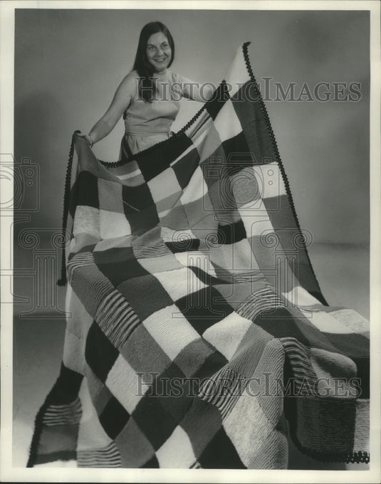 1971 Press Photo Mona Scriba displaying a friendship blanket with 156 squares.-Historic Images