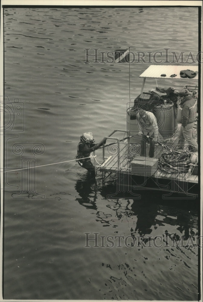 1988 Press Photo Diver climbs aboard diving flat after mussel search, Wisconsin. - Historic Images