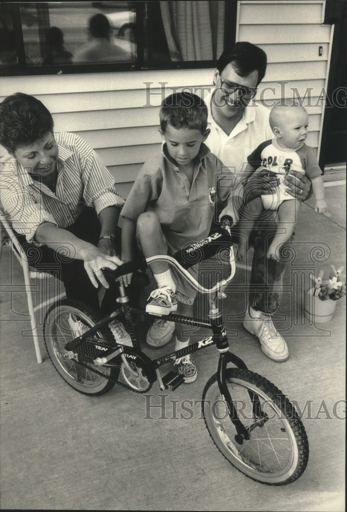 1988 Press Photo The Fischers, Appleton, Wisconsin win First Family Sweepstakes. - Historic Images