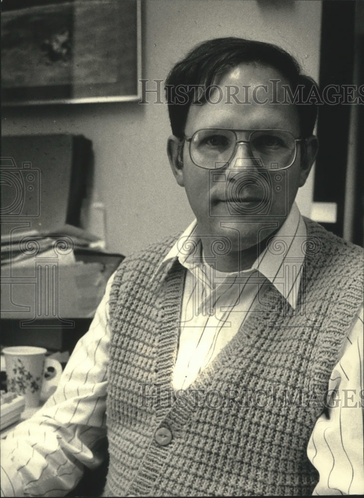 1988 Press Photo Gary G. Price, research, development psychologist, Wisconsin. - Historic Images