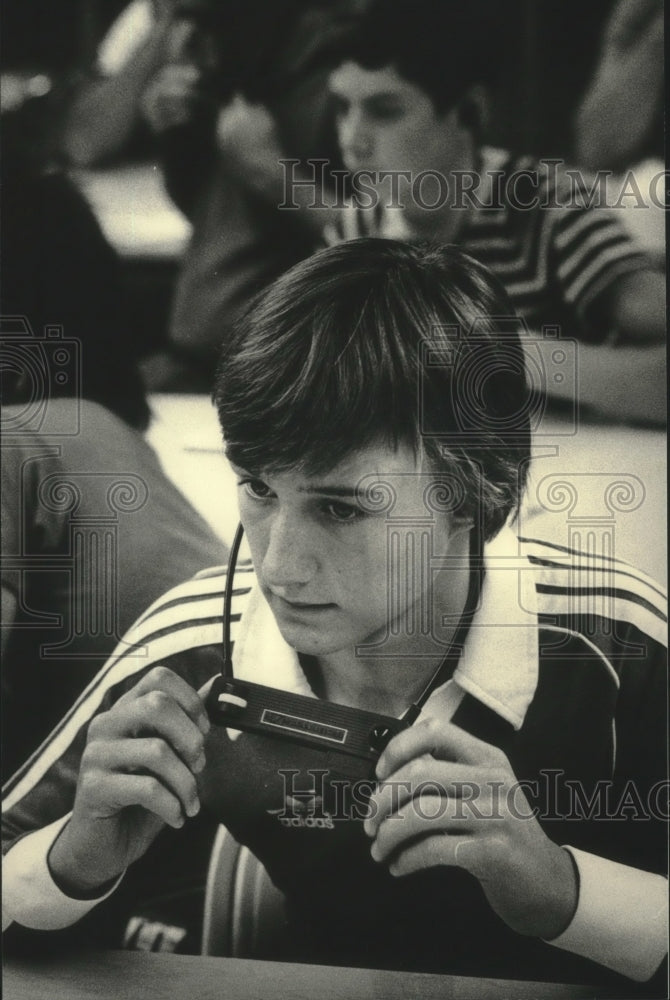 1983 Press Photo Students listen with a heart simulator to irregular beats. - Historic Images