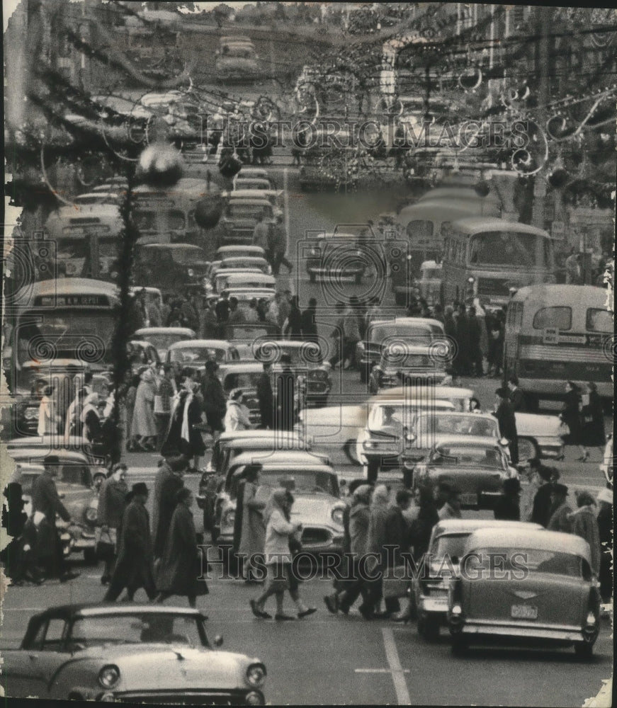 1960 Press Photo Heavy traffic of both cars and shoppers on Wisconsin Avenue.-Historic Images