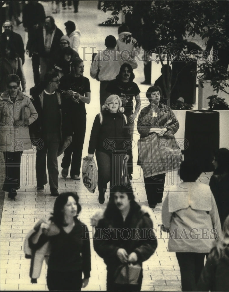 1980 Press Photo Holiday shoppers carried packages at Southridge - mjb97371 - Historic Images