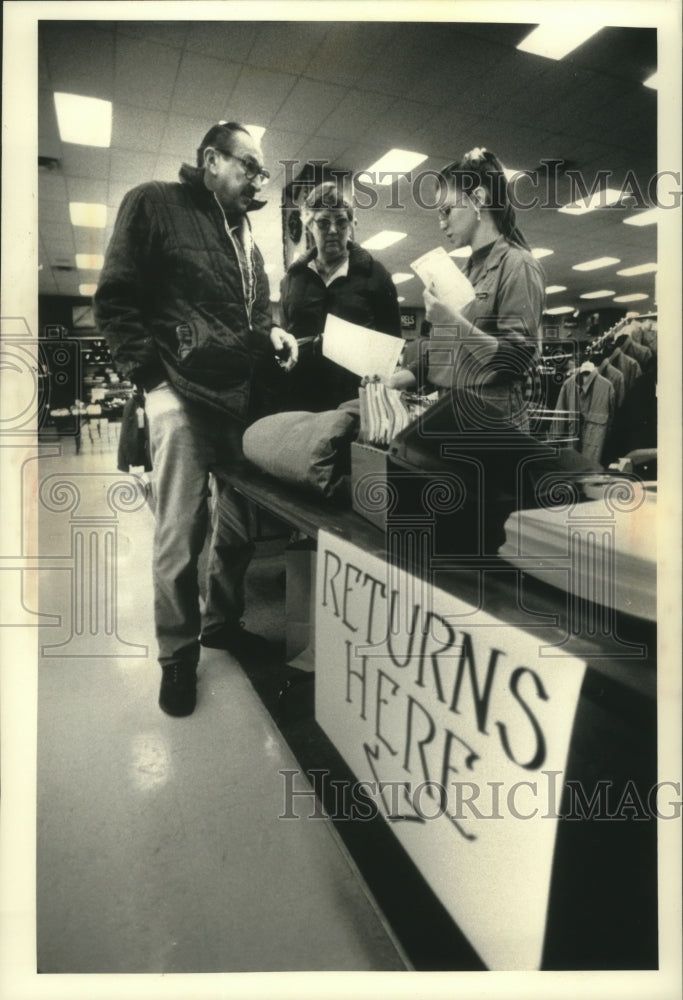 1991 Press Photo Shoppers return Christmas gifts at Gander Mountain sports store - Historic Images