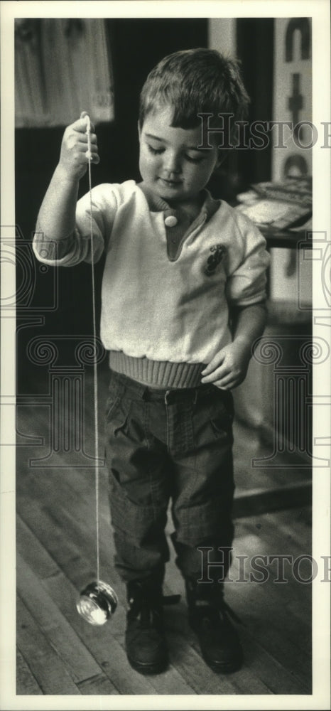 1992 Press Photo Young shopper Justine Rettier tries out a yo-yo he bought - Historic Images