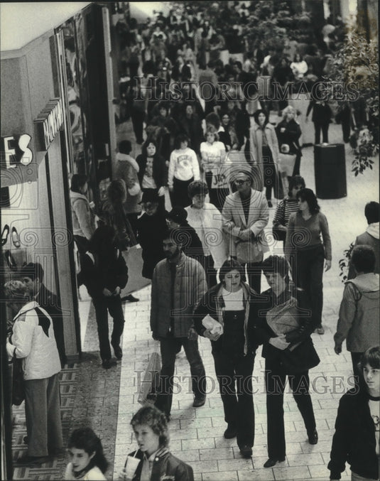 1982 Press Photo Shoppers at Southridge for Christmas shopping - mjb97403 - Historic Images