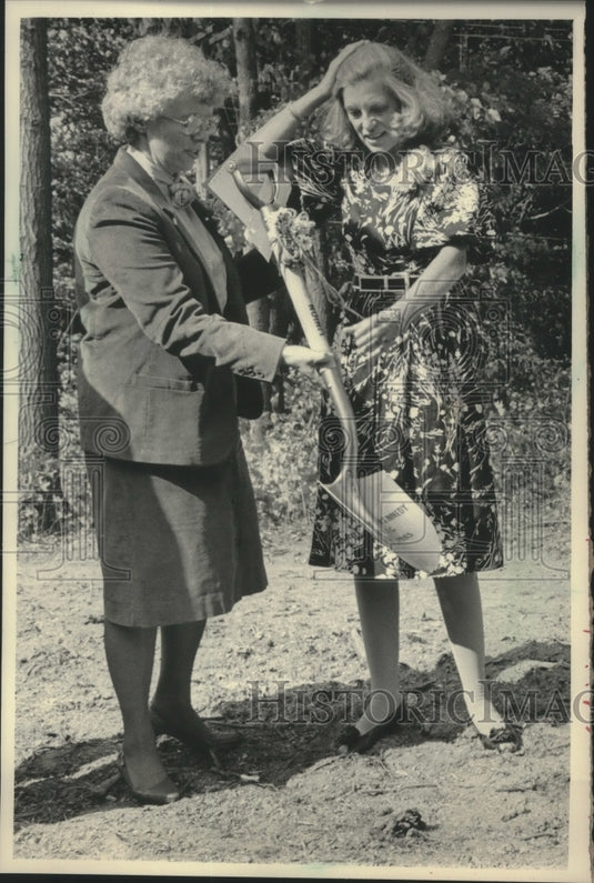 1983 Press Photo Eunice Kennedy Shriver & Sister Elaine Weber at groundbreaking - Historic Images
