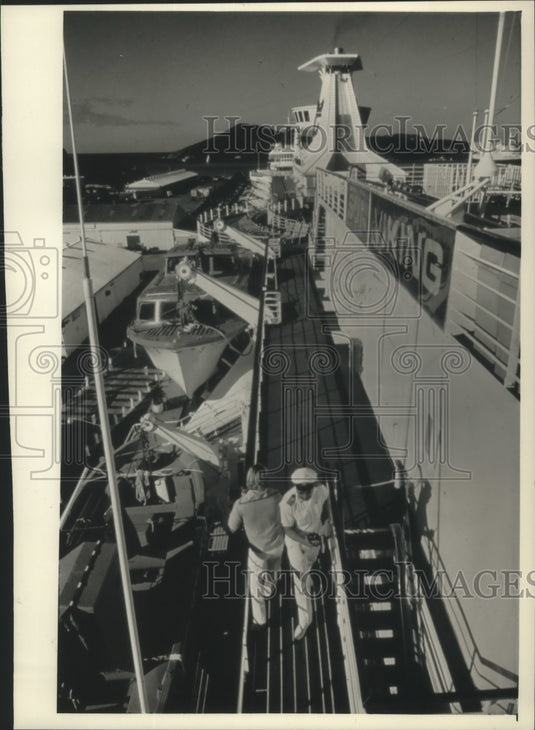1989 Press Photo An example of deck etiquette on a cruise ship is shown - Historic Images