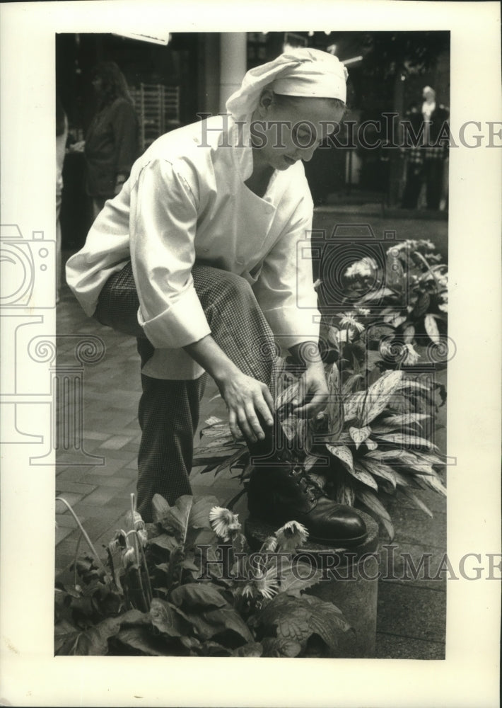 1993 Press Photo Allan Hart MATC culinary student in his combat boots. - Historic Images