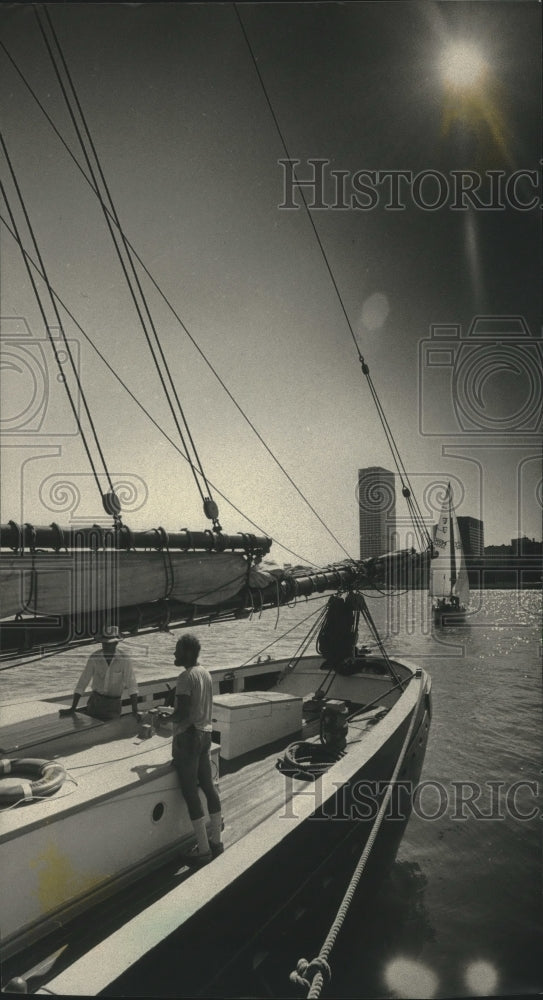 1987 Press Photo The Ernestina, built in 1894, sat at anchor along the lakefront - Historic Images