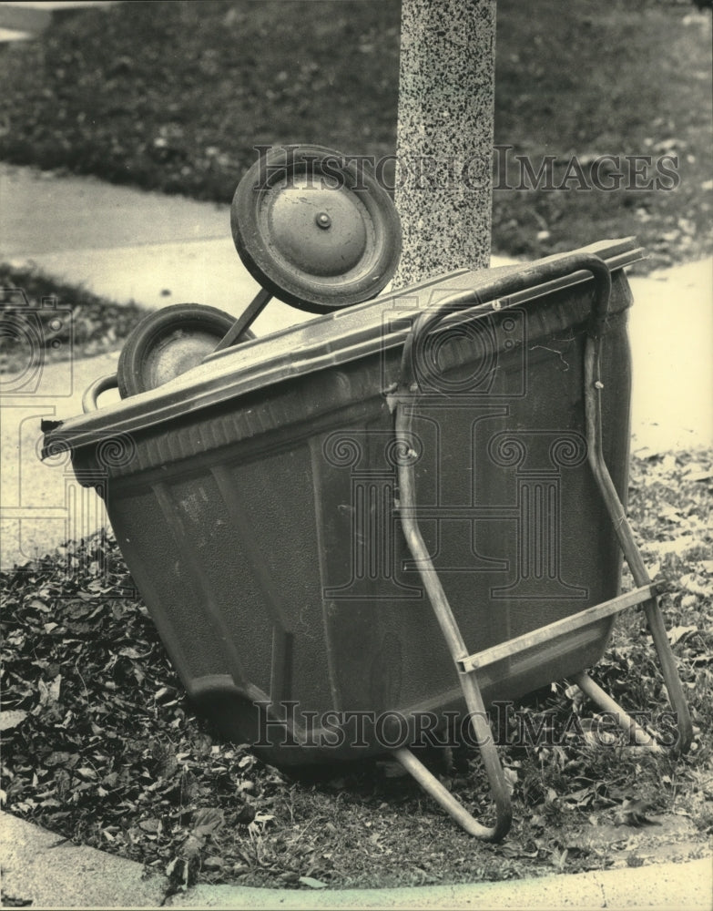 1987 Press Photo Shorewood&#39;s garbage carts are starting to show their age. - Historic Images
