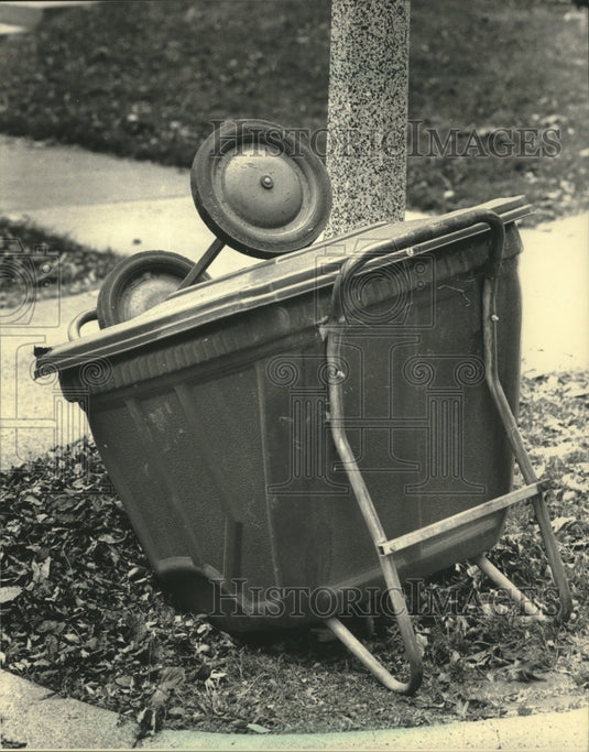 1987 Press Photo Shorewood's garbage carts are starting to show their age. - Historic Images